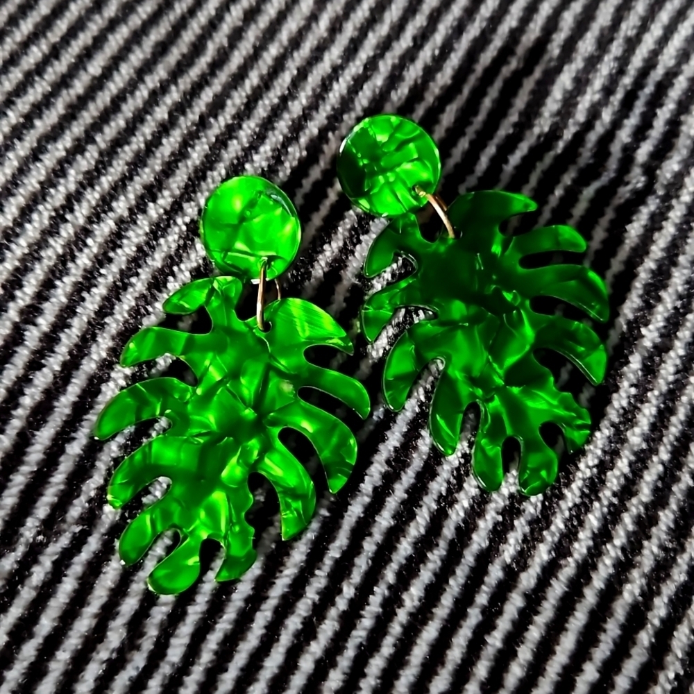 Acrylic green palm leaf earrings NWOT